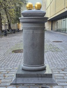 2026. Barbora and Žygimantas. Courtyard of the Vrublevskiai Library, Vilnius. Granite, gilded bronze. H – 195 cm.