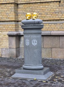 2026. Barbora and Žygimantas. Courtyard of the Vrublevskiai Library, Vilnius. Granite, gilded bronze. H – 195 cm.