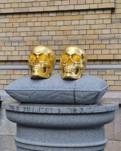2026. Barbora and Žygimantas. Courtyard of the Vrublevskiai Library, Vilnius. Granite, gilded bronze. H – 195 cm.